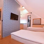 Hiša za goste Les 4*